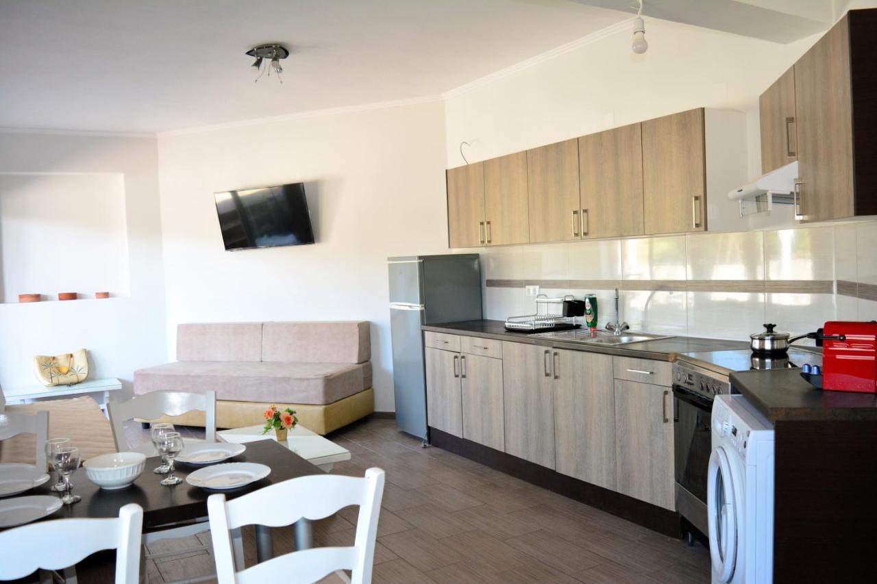 Tarmaros Apartments Sissi Esterno foto